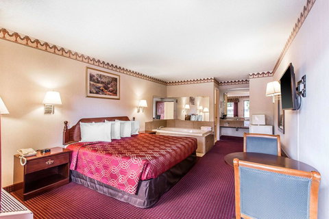 Econo Lodge Helen - Swimm 28