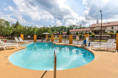 Econo Lodge Helen - Swimm 15
