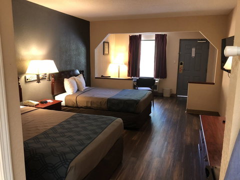 Econo Lodge Helen - Swimm 20