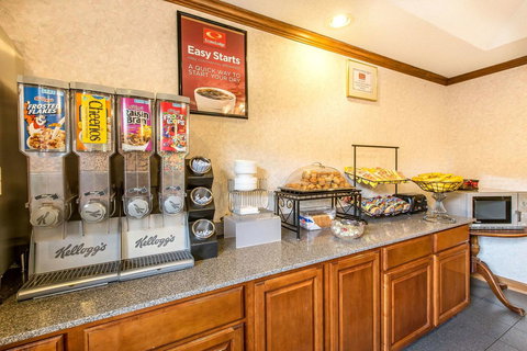 Econo Lodge Helen - Swimm 8
