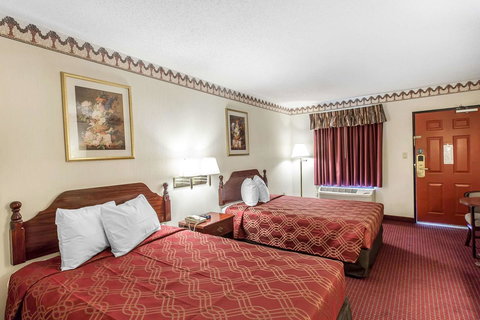 Econo Lodge Helen - Swimm 14