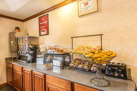 Econo Lodge Helen - Swimm 10
