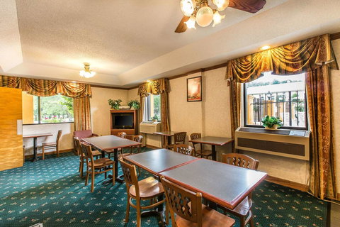 Econo Lodge Helen - Swimm 11