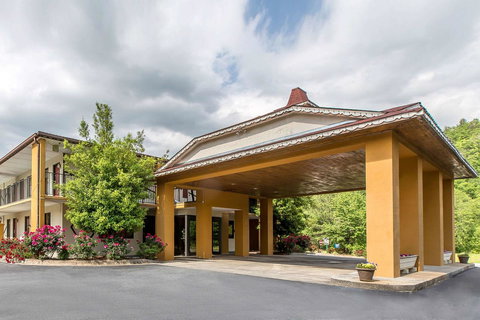 Econo Lodge Helen - Swimm 0