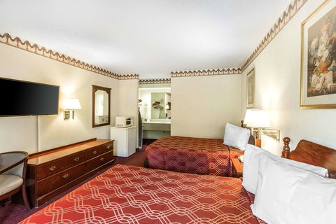 Econo Lodge Helen - Swimm 25