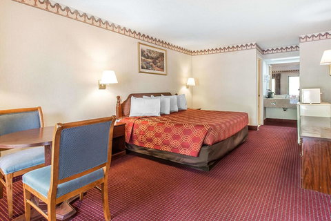 Econo Lodge Helen - Swimm 4