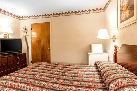 Econo Lodge Helen - Swimm 26