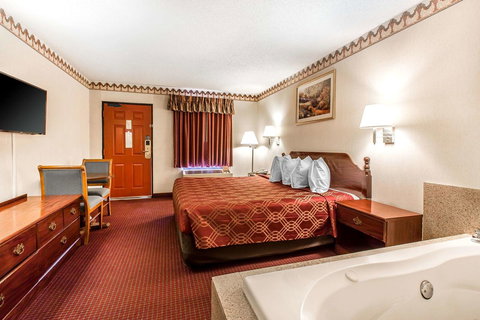 Econo Lodge Helen - Swimm 24