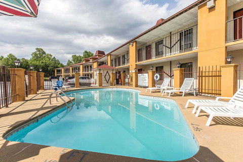 Econo Lodge Helen - Swimm 12