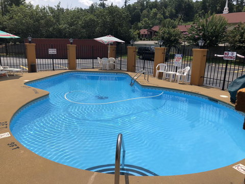 Econo Lodge Helen - Swimm 3