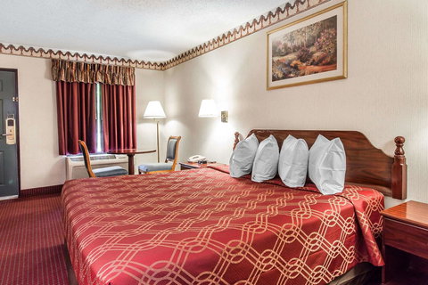 Econo Lodge Helen - Swimm 7