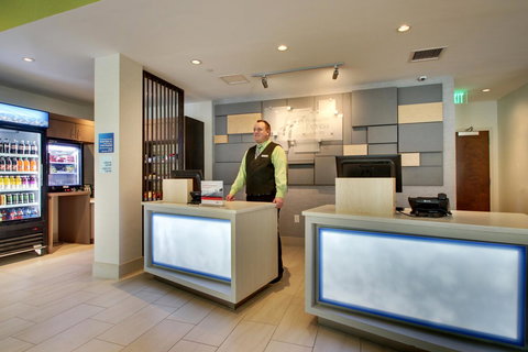 Holiday Inn Express & Suites Helen - Swimm 18