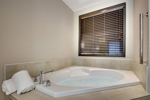 Holiday Inn Express & Suites Helen - Swimm 12