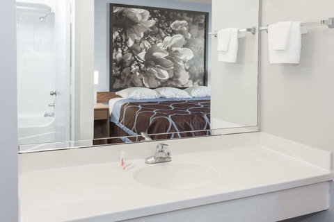 Super 8 By Wyndham Valdosta/Conf Center Area - Renee 21