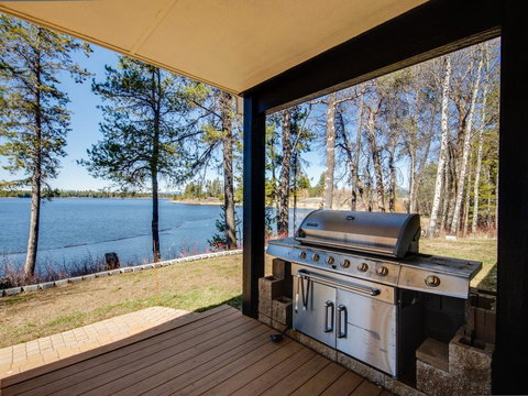 Paradise Cottage On The Lake - Swimm 10