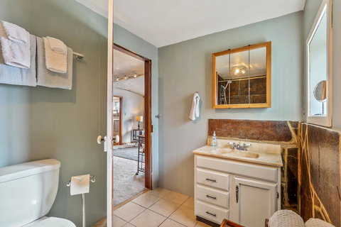 Highland Lakeview Getaway - Renee 12