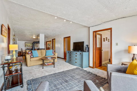 Highland Lakeview Getaway - Renee 4