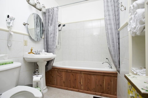 Historic Sion Bass Guest House - Renee 37