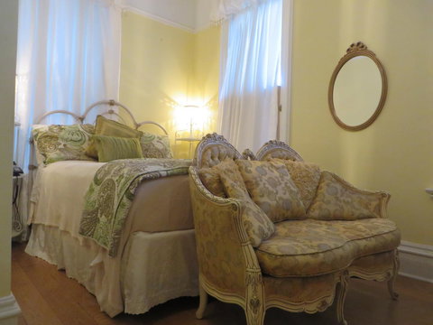 Historic Sion Bass Guest House - Renee 10