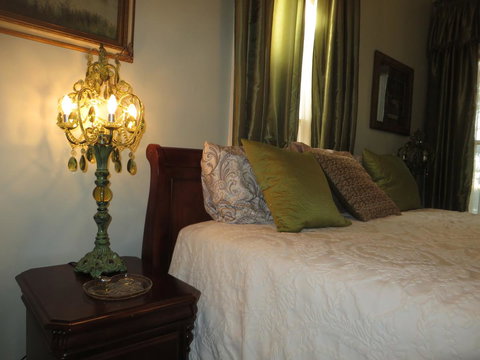 Historic Sion Bass Guest House - Renee 17