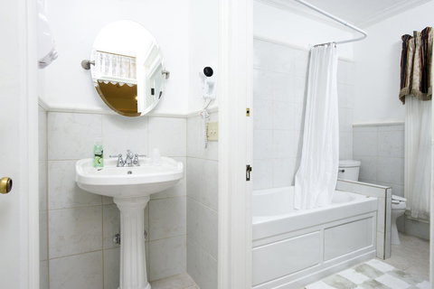 Historic Sion Bass Guest House - Renee 26