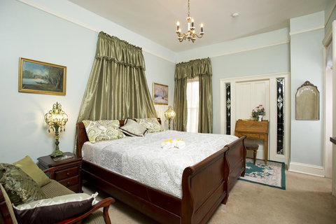 Historic Sion Bass Guest House - Renee 39