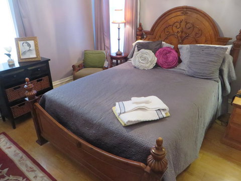 Historic Sion Bass Guest House - Renee 9