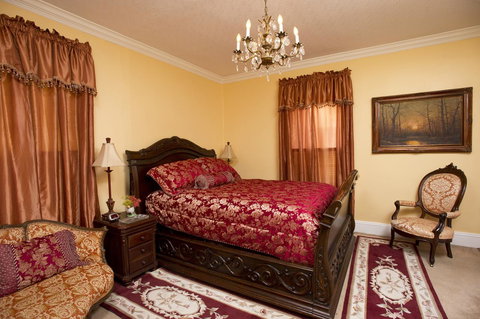 Historic Sion Bass Guest House - Renee 25