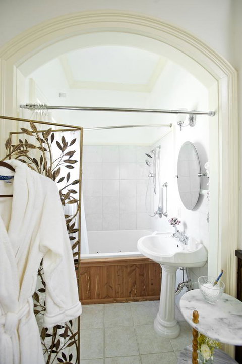 Historic Sion Bass Guest House - Renee 36