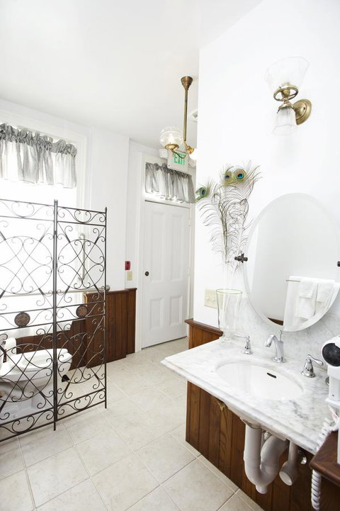 Historic Sion Bass Guest House - Renee 33