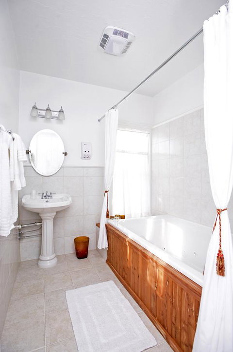 Historic Sion Bass Guest House - Renee 35