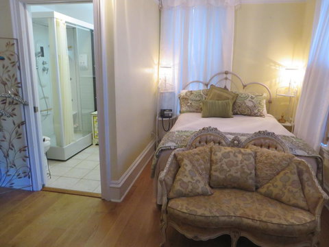 Historic Sion Bass Guest House - Renee 13