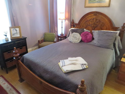 Historic Sion Bass Guest House - Renee 5