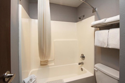 New Victorian Inn - Sioux City - Renee 13