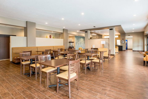 Sleep Inn & Suites West Des Moines Near Jordan Creek - Internet Find 18