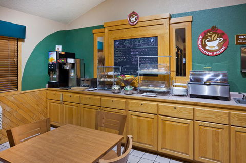 AmericInn By Wyndham Clear Lake - Renee 12