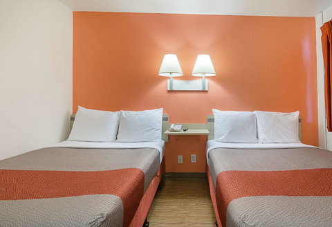 Motel 6 Topeka Northwest - Renee 13