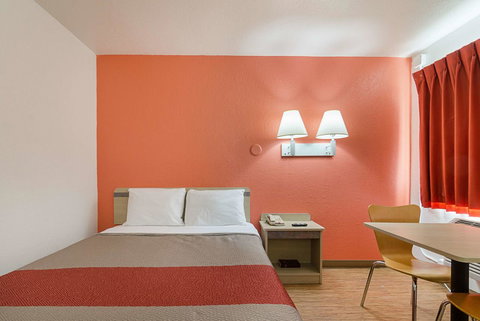 Motel 6 Topeka Northwest - Renee 23