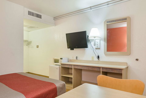 Motel 6 Topeka Northwest - Renee 25