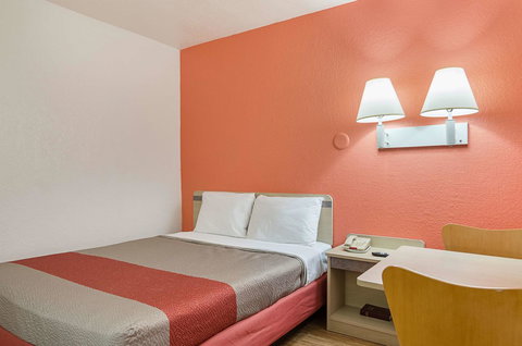 Motel 6 Topeka Northwest - Renee 20