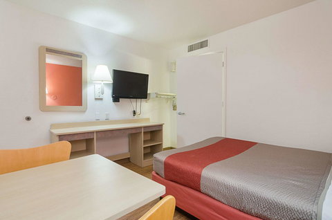 Motel 6 Topeka Northwest - Renee 21