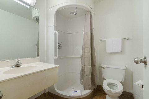 Motel 6 Topeka Northwest - Renee 35