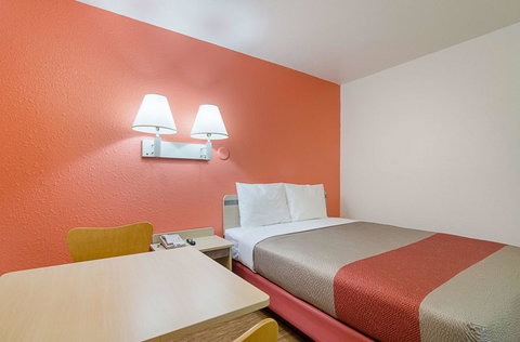 Motel 6 Topeka Northwest - Renee 27