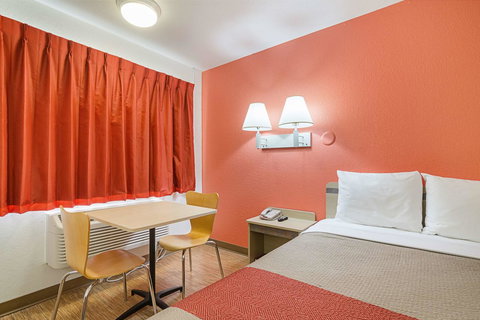 Motel 6 Topeka Northwest - Renee 32