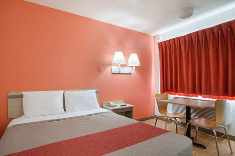 Motel 6 Topeka Northwest - Renee 22