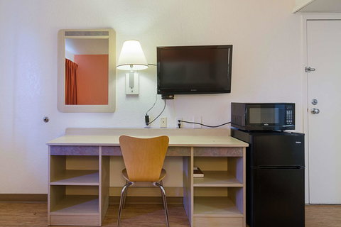 Motel 6 Topeka Northwest - Renee 39