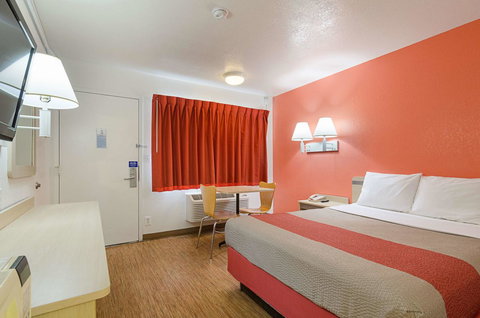 Motel 6 Topeka Northwest - Renee 24