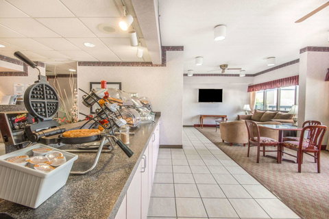 Baymont By Wyndham Topeka - Renee 3