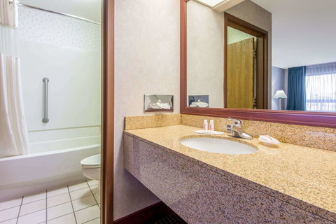 Baymont By Wyndham Topeka - Renee 7