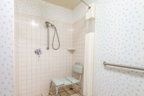 Baymont By Wyndham Topeka - Renee 4